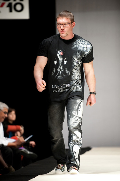 Выставка ФВ 2010 Бишкек , спортсмен 4.jpg