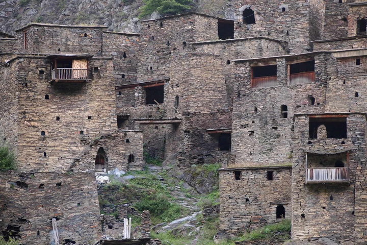 в башне слева, с занавесками, мы ночевали. Наше окно справа от занавесок / P9189729.JPG P9189729.JPG