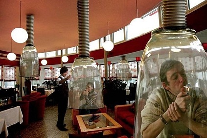 Япония, Токио. Спецальные места для курящих в ресторане..jpg